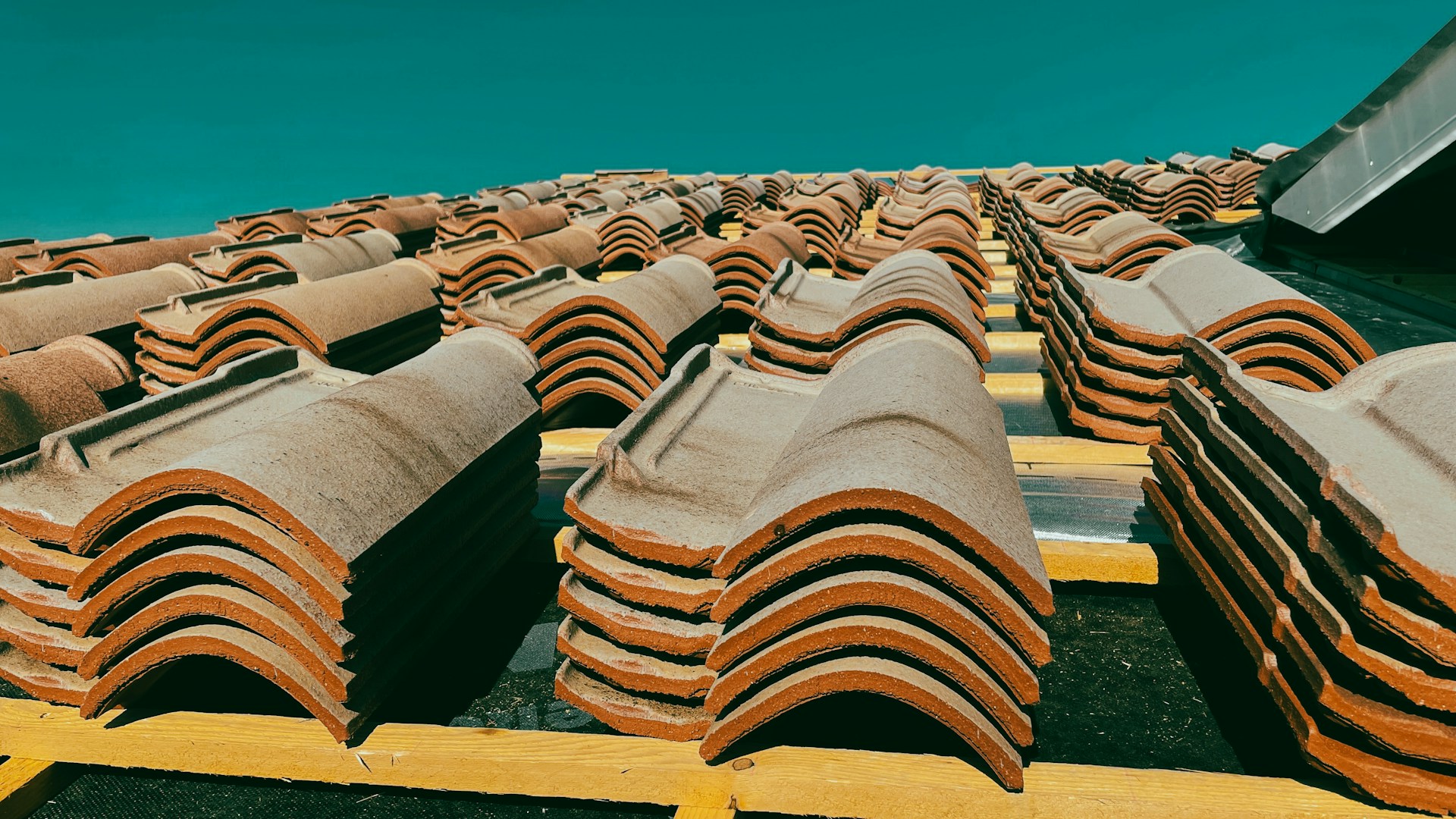 Comment se posent les tuiles à emboîtement ?