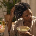 découvrez les méthodes naturelles de défrisage pour homme et nos conseils pratiques pour obtenir des cheveux lisses et en bonne santé sans agresser votre cuir chevelu.