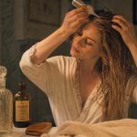 découvrez les effets réels de l'eau oxygénée sur les cheveux et profitez des conseils de grand-mère pour une utilisation sûre et efficace.