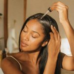 découvrez en combien de temps l'huile de ricin stimule la pousse des cheveux, ses bienfaits et conseils d'utilisation pour des cheveux plus longs et en bonne santé.