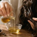 découvrez les bienfaits de l'huile de ricin pour les cheveux, comment l'appliquer efficacement et les précautions à prendre pour une utilisation sécurisée et optimale.