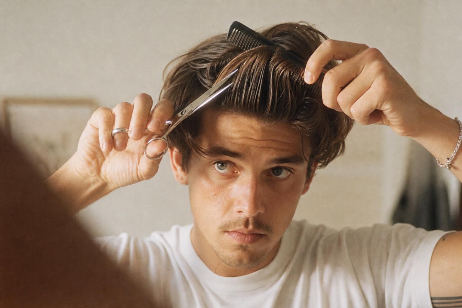 découvrez comment réaliser facilement une coupe banane pour homme chez vous avec notre guide étape par étape.